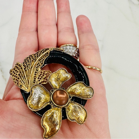 Vintage Circle Flower Brooch Pin Black Enamel Gold Tone with Detailed Leaf 2.5” - Picture 2 of 9